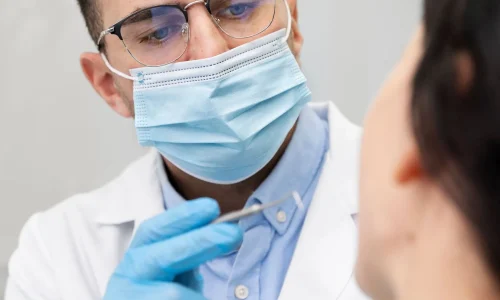 dentista-haciendo-chequeo-al-paciente-f2019e36-1920w